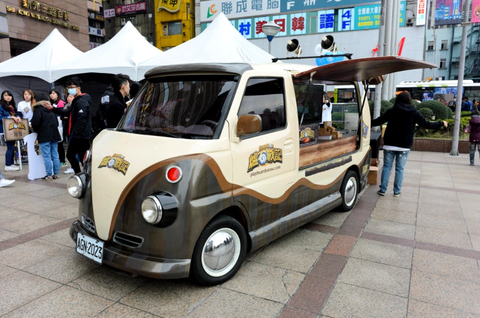 Hearthstone Van at Shin Kong Life Tower Plaza 20170211a