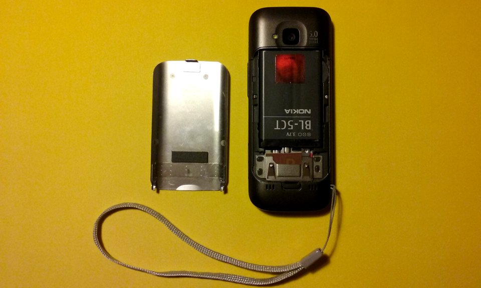 Nokia C5-00,2 z aparatem 5mpx. Widoczna bateria BL-5CT