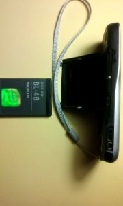 Nokia 2630 z widocznymi slotami, mechanicznym spustem migawki i baterią BL-4B