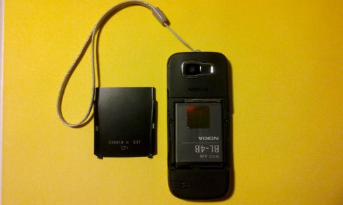 Nokia 2630 z widoczną baterią