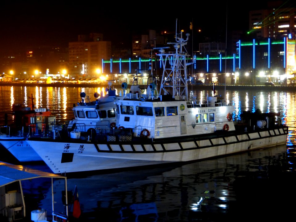 Hai En Shipped at Keelung Boats Pier in Night 20140107a