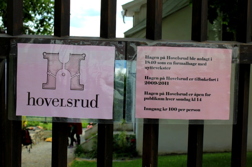 Hagen på Hovelsrud ble anlagt i 1840 som en formalhage for nyttevekster
