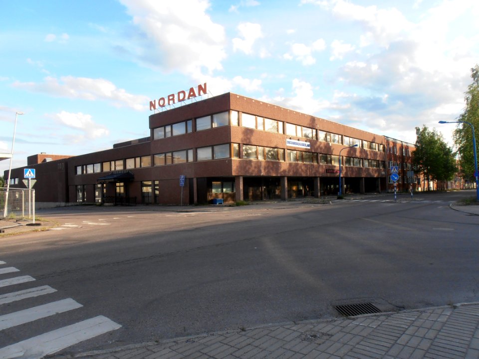 Nordans fasad mot Järnvägsgatan i Malmberget