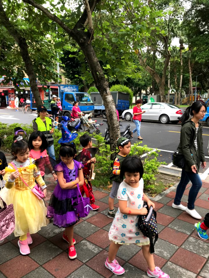 Halloween Parading of Kindergarten's Children at Xindong Street, Songshan District, Taipei 20171024d