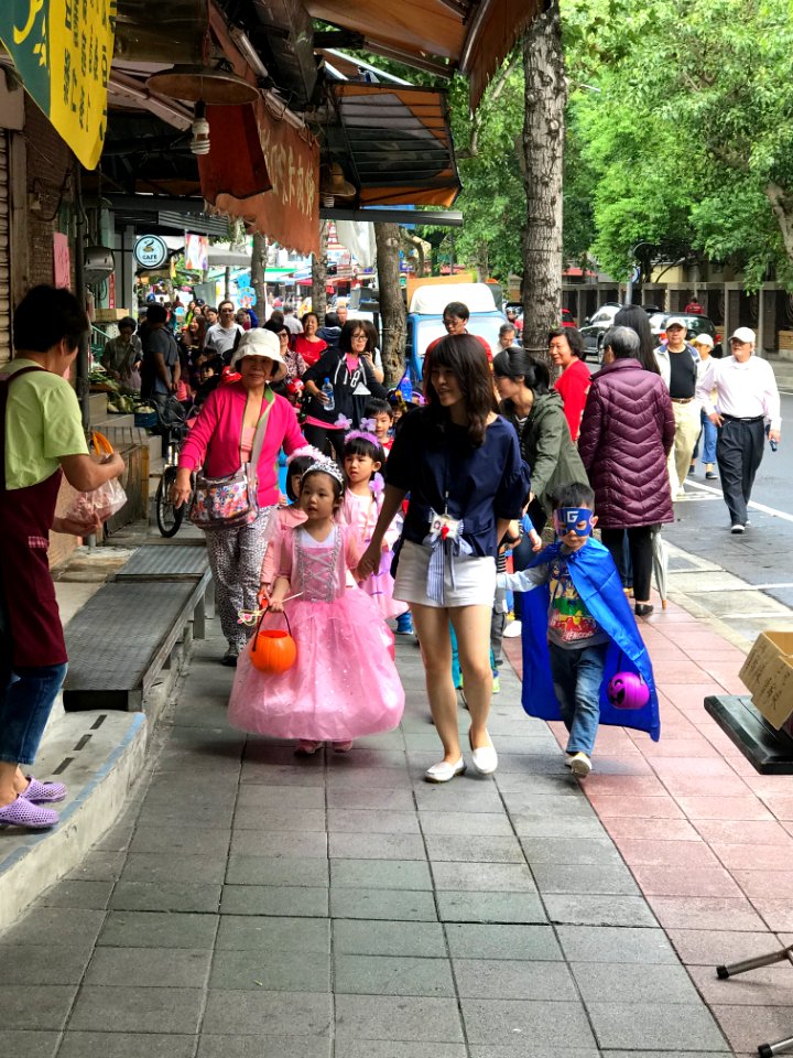 Halloween Parading of Kindergarten's Children at Xindong Street, Songshan District, Taipei 20171024a