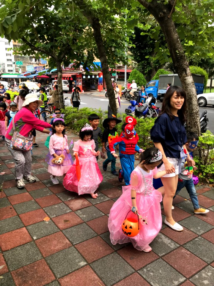 Halloween Parading of Kindergarten's Children at Xindong Street, Songshan District, Taipei 20171024b