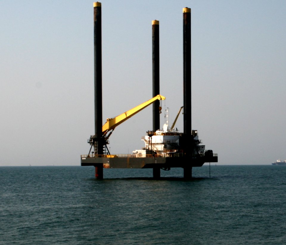 Offshore platform on move to final destination, Ilha de Luanda (cropped)
