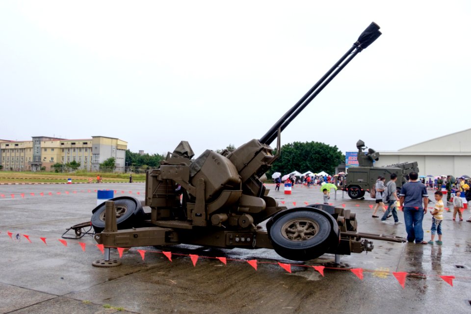 Oerlikon GDF-006 35mm Twin Cannon Display at Hsinchu AFB 20151121a
