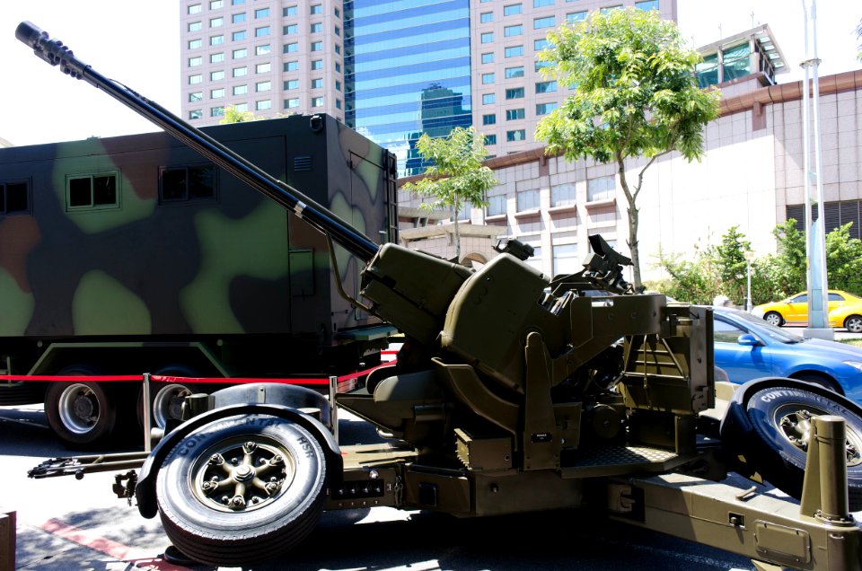 Oerlikon GDF-006 35mm Twin Cannon Display at Section 2, Xianmin Blvd, New Taipei 20140906