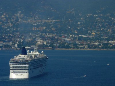 Norwegian Star desde atrás
