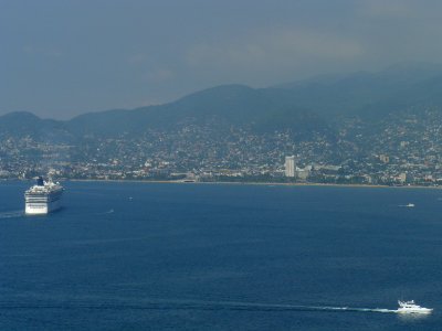 Norwegian Star de lejos desde atrás