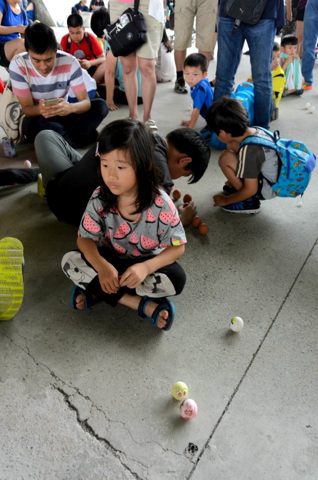 Girl and Standing eggs in 2017 Taipei Dragon Boat Festival 20170530