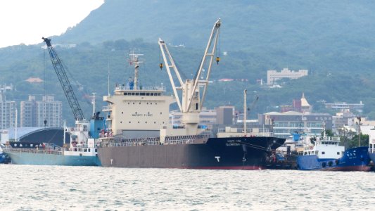 Gloriosa shipped at Kaohsiung Harbour 20140508b