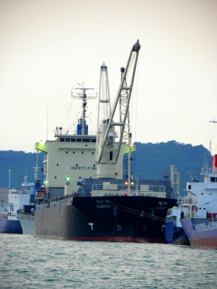 Gloriosa shipped at Kaohsiung Harbour 20140508a