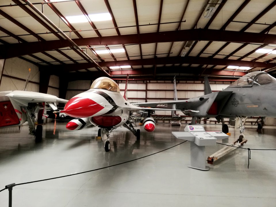 General Dynamics F-16B ’8 - United States Air Force - USAF Thunderbirds’ (26075493101)