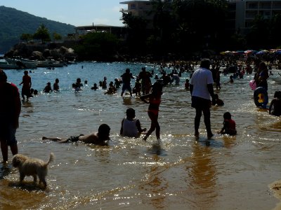 Gente en la playa de Acapulco