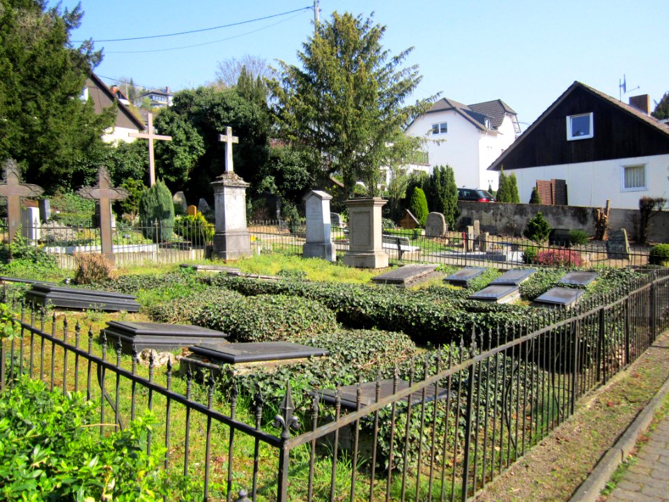 Lohhohl (auf dem Friedhof) Linz am Rhein
