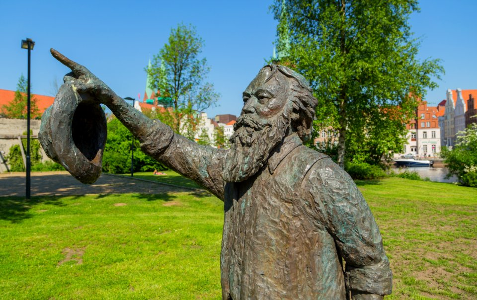 Luebeck Johannes Brahms Statue 01