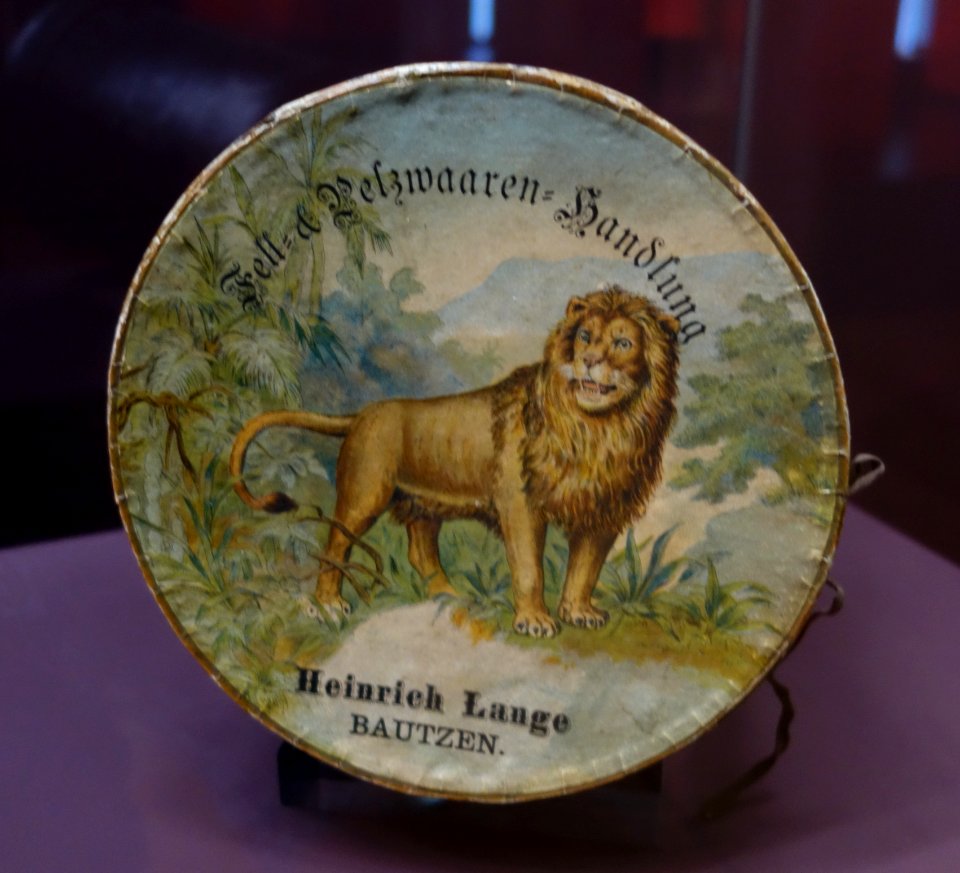 Modische Raubzüge - Eine Ausstellung in der Textilfabrik Cromford (096)