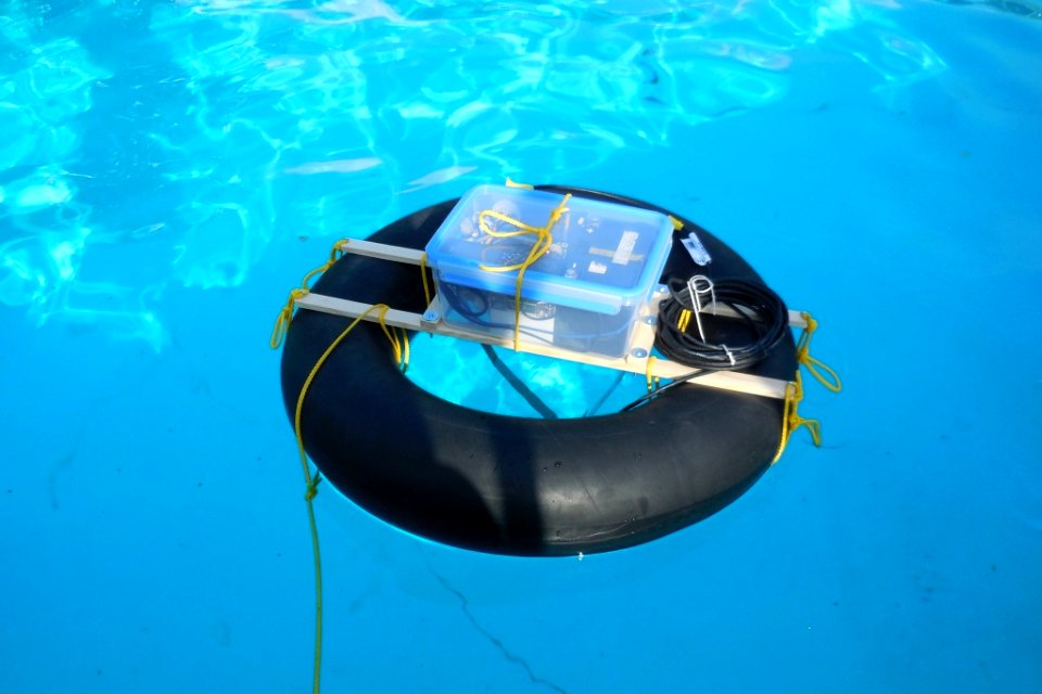 Mobile echo sounder and inner tube of a car