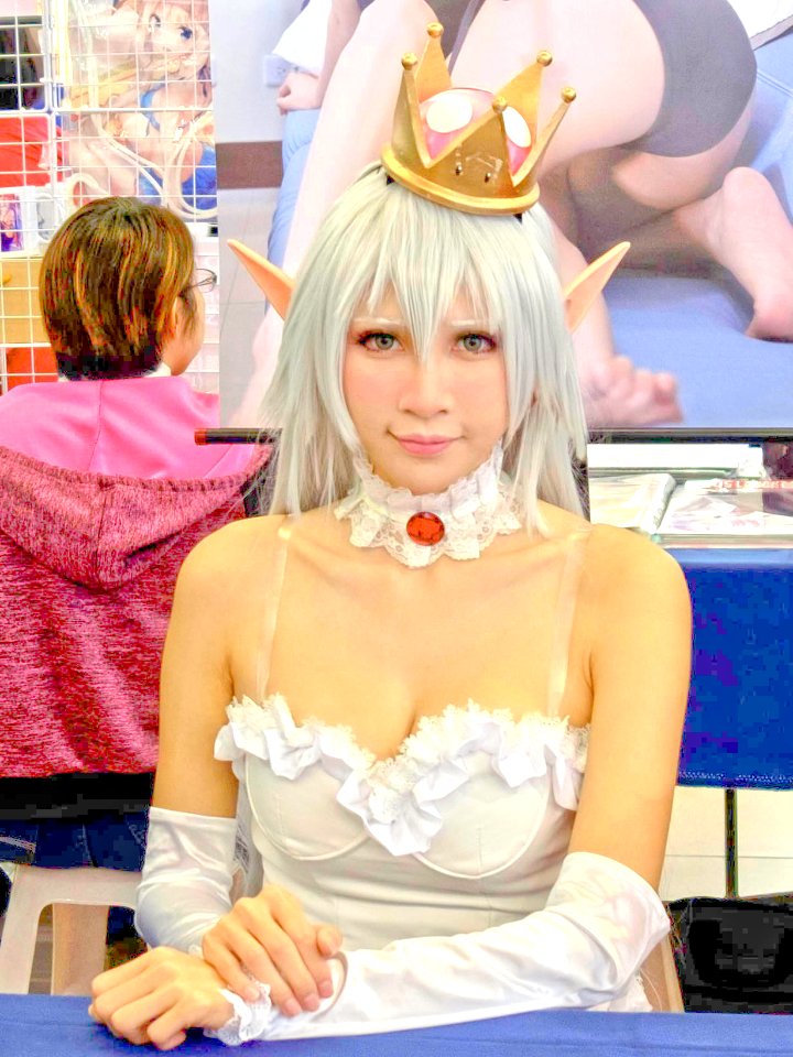 Miu sitting at Miu Cosplay Works booth, CH5 20181013