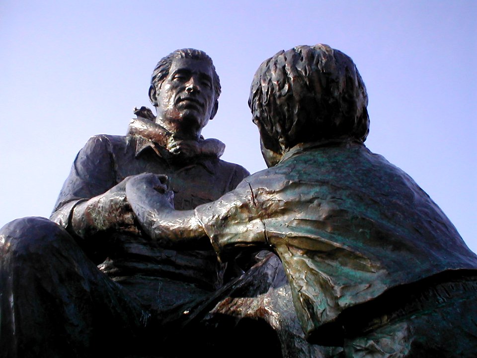 Monumento al padre de Mario y Joel Cuevas, desde abajo