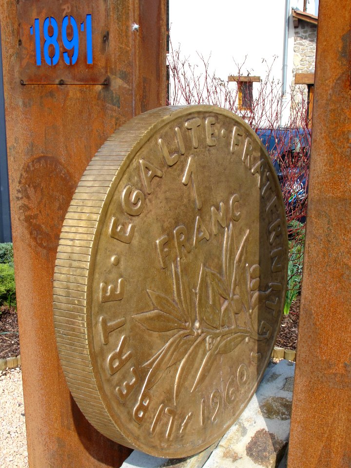 Monument nouveau franc Pinay, Saint-Symphorien (69)