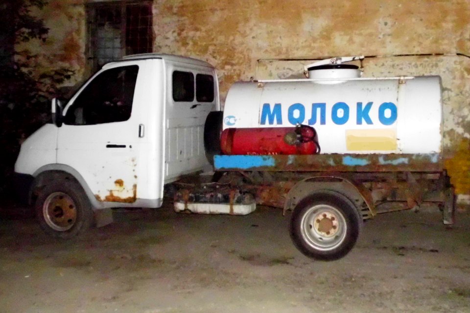 Milk truck in Russia (01)