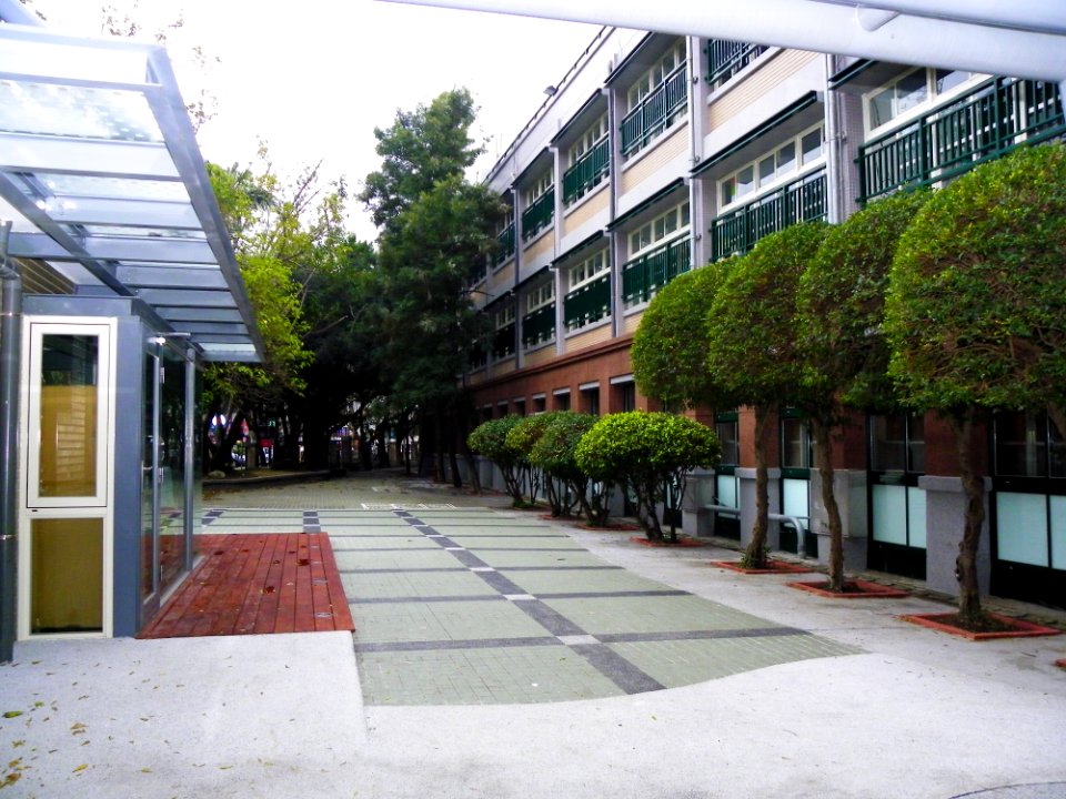 Min Sheng Elementary School Front Court 20100117c