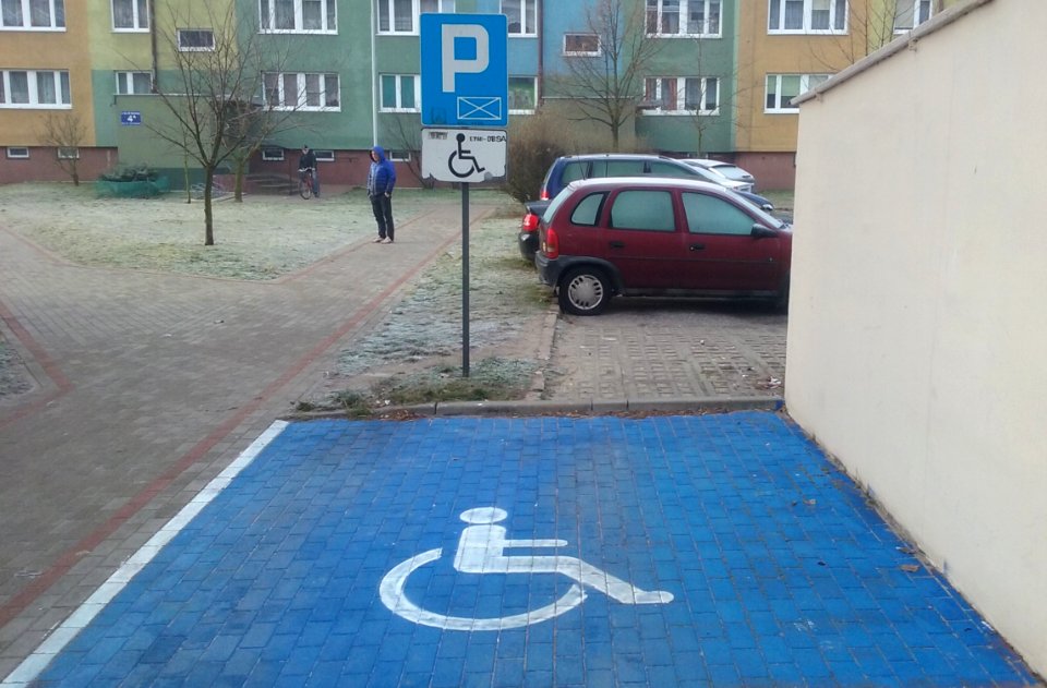 Miejsce parkingowe zarezerwowane dla osób niepełnosprawnych na parkingu osiedlowym w Tomaszowie Mazowieckim, grudzień 2018