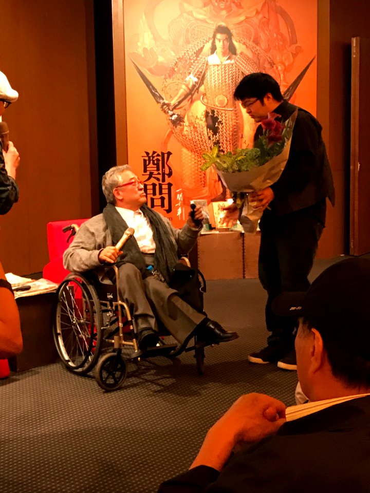 Michael Cheng Giving Flower Bouquet to Rex How in Memorial Forum of Chen Uen 20170527