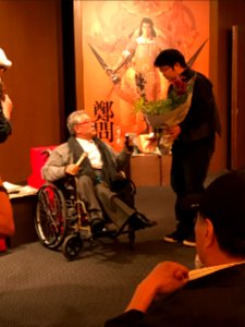 Michael Cheng Giving Flower Bouquet to Rex How in Memorial Forum of Chen Uen 20170527