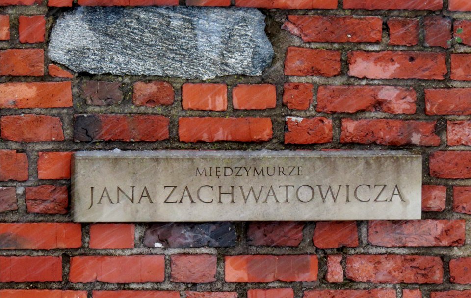 Międzymurze Jana Zachwatowicza tablica