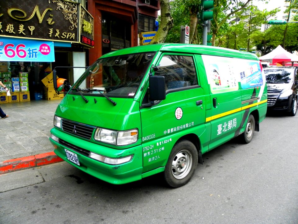 Mitsubishi Delica 2.0 of Chunghwa Post in Minsheng Community 20140525
