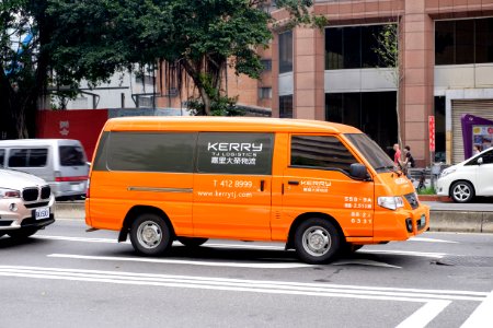 Mitsubishi Delica of Kerry TJ Logistics in Section 4, Zhongxiao East Road, Taipei 20160422