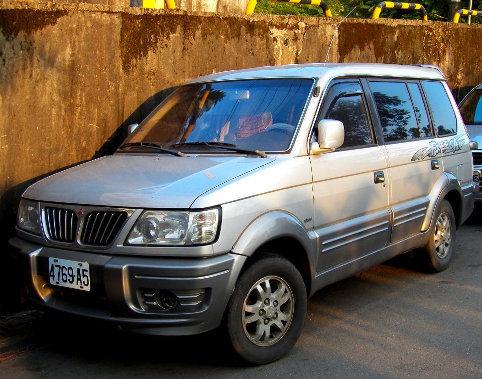 Mitsubishi Freeca 20121215 (cropped)