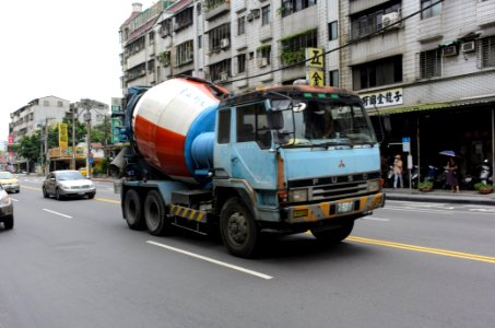 Mitsubishi Fuso The Great Cement Mixer Truck at Section 4, Bade Road, Taipei 20150627