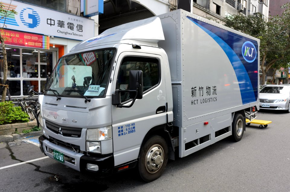 Mitsubishi Fuso Canter of HCT Logistics at Section 5, Minsheng East Road, Taipei 20170107