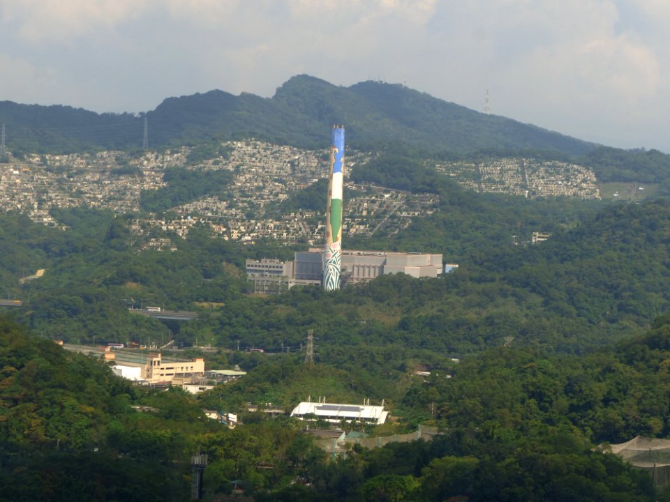 Muzha Refuse Incineration Plant View from Maokong Gondola 20131002a