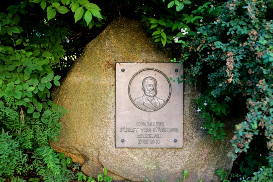 Muskau Park Pueckler Memorial Stone 02
