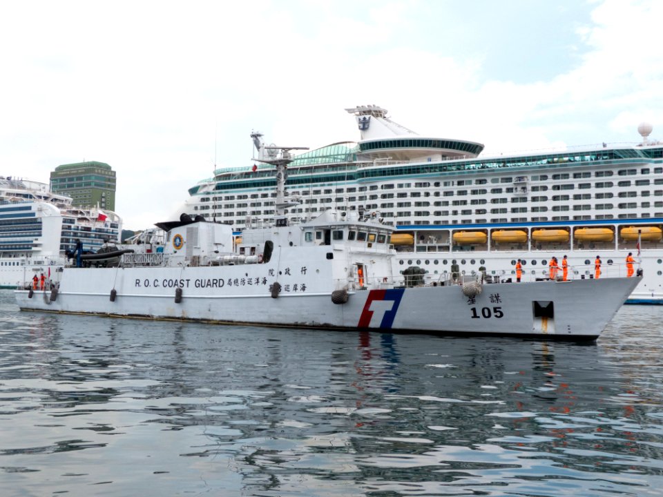 Mou Hsing (CG-105) Entering Keelung Harbor 20140518d