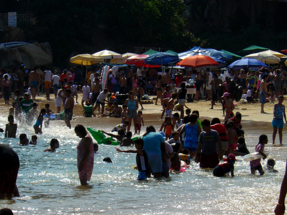 Mucha gente en la playa acapulqueña