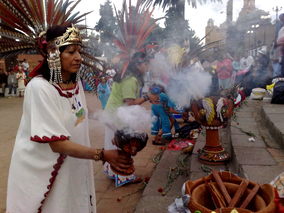 Mujer con sahumerio