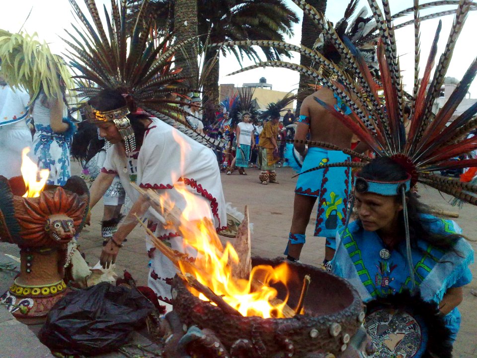 Mujeres ante el Fuego Nuevo