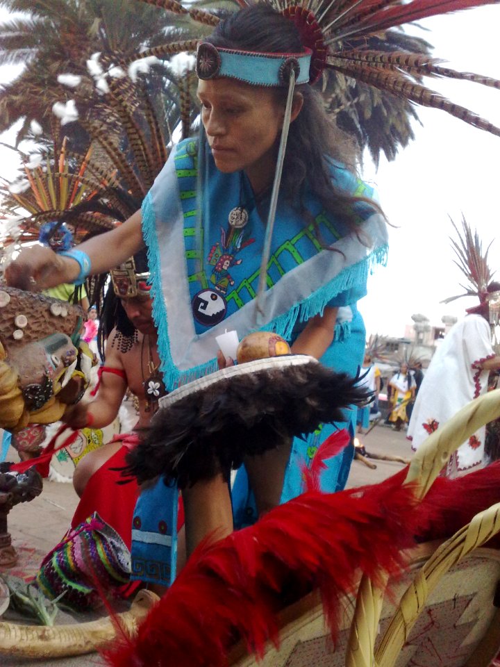 Mujer que porta la vela