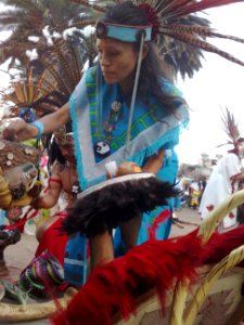 Mujer que porta la vela