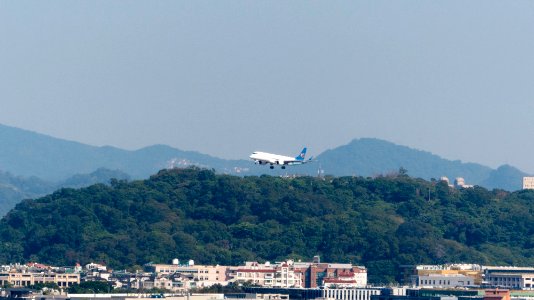 Mandarin Airlines Embraer 190 B-16822 Flight over Gounguan Mountain, Neihu District, Taipei 20150104