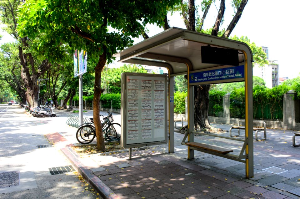 Nanjing and Dunhua Intersection (Taipei Arena) Bus Stop 20150628