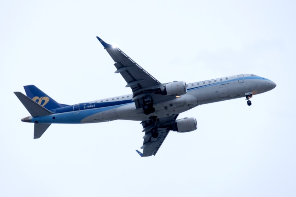 Mandarin Airlines Embraer 190 B-16823 on Final Approaching at Hualien Airport 20160813b