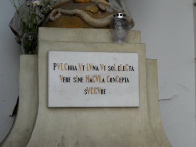 Napis pod kipom v kapeli na Piramidi photo